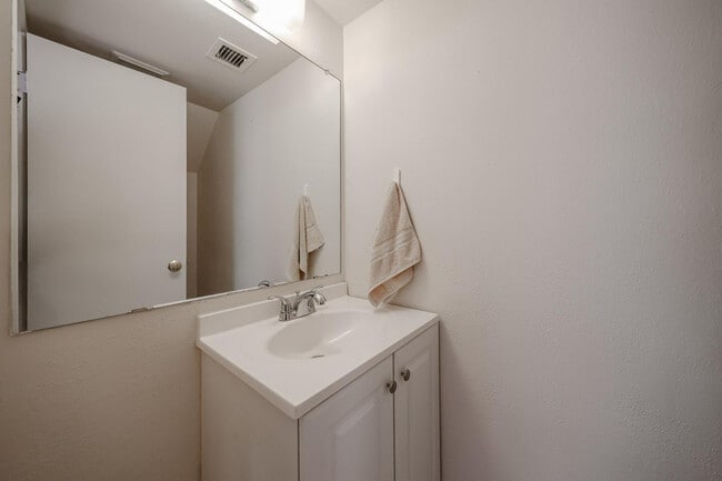Building Photo - 10410 N 7th Pl