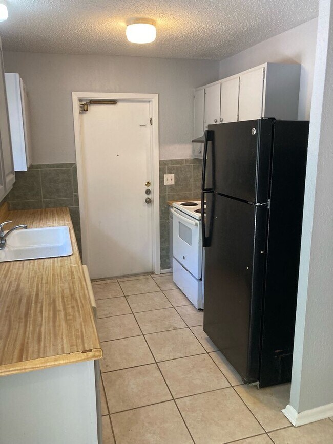 Building Photo - ZERO APPLICATION FEE FOR THIS 4BR/2BA NORTHEAST HOME