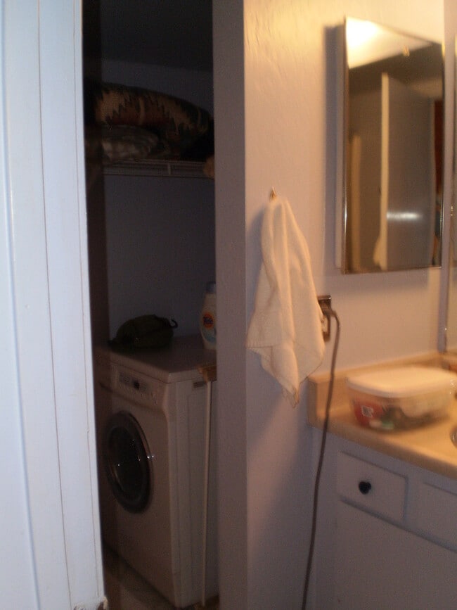 Building Photo - Bigwood Condo by the Village! Garage parking!