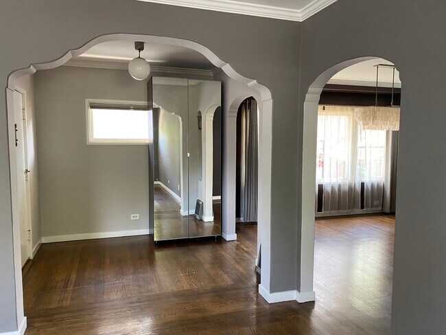 Building Photo - 5558 Claremont Avenue