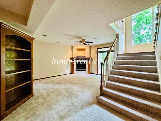 Building Photo - Exceptional 1.5 Story Home in the Prestigious Loch Lloyd Community!