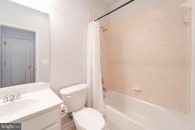 Building Photo - 4631 Carisbrooke Ln