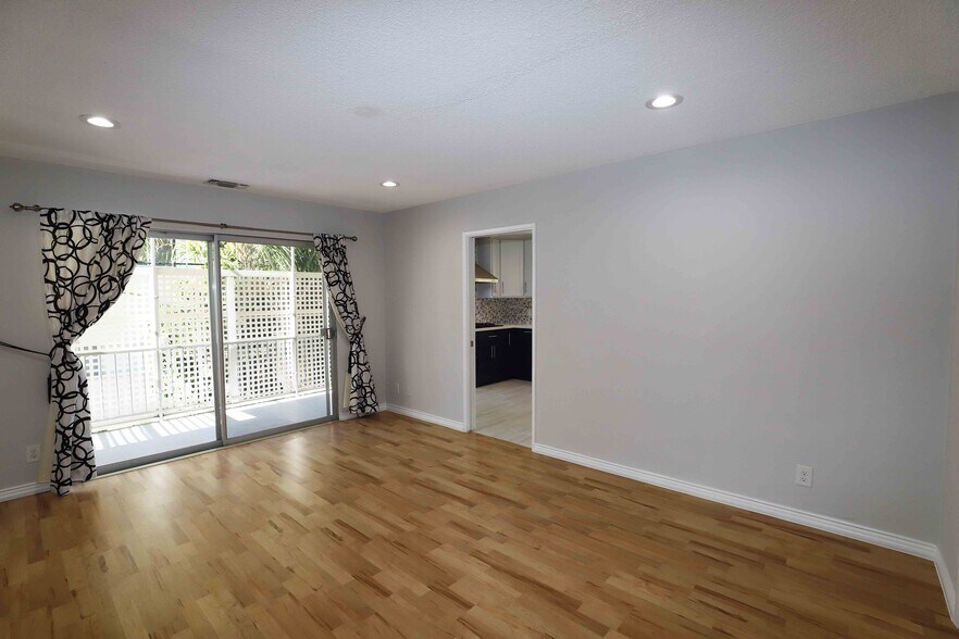 Building Photo - 1025 S Sherbourne Dr