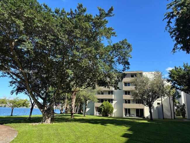 Building Photo - 10090 NW 80th Ct