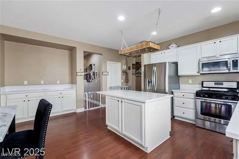 Building Photo - 916 E Bob Barney Ct