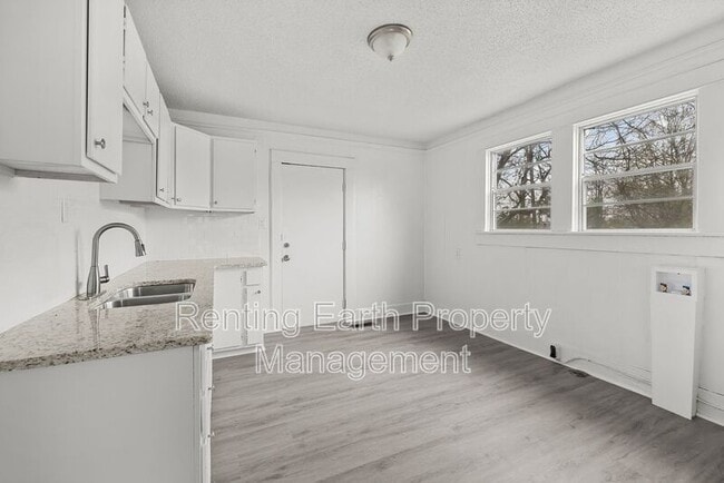 Building Photo - 617 7th St W