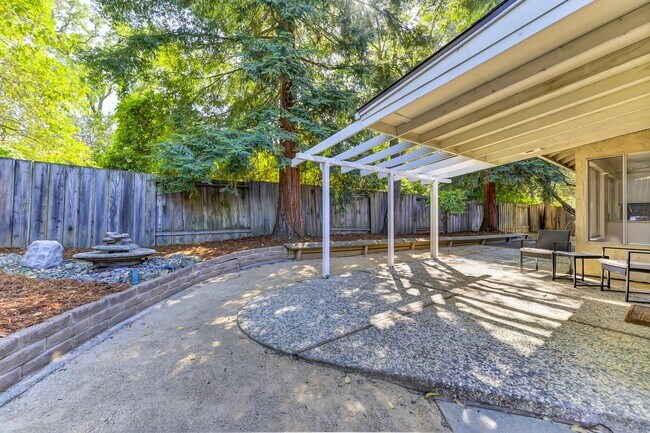 Building Photo - STUNNING 4BD / 2.5BTH SINGLE FAMILY RIGHT ...