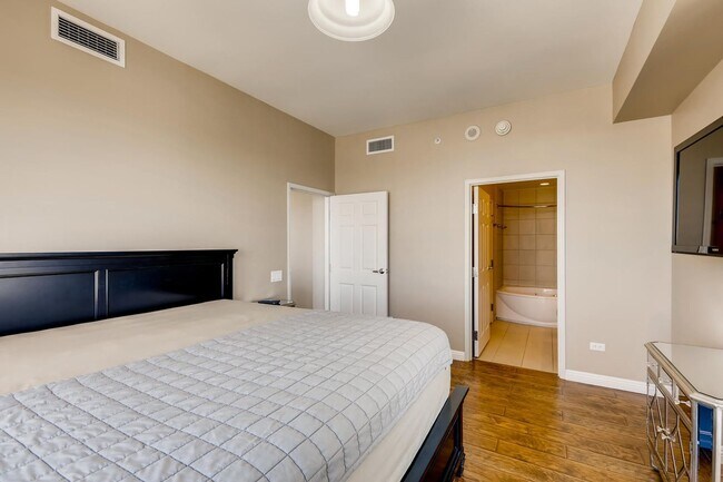 Building Photo - Furnished High rise Just Off the Las Vegas...