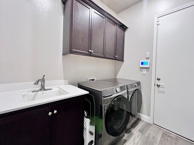 Building Photo - $2,895 Shepherd & Temperance, 3 Bedroom Mo...