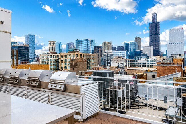 Building Photo - 933 W Van Buren St