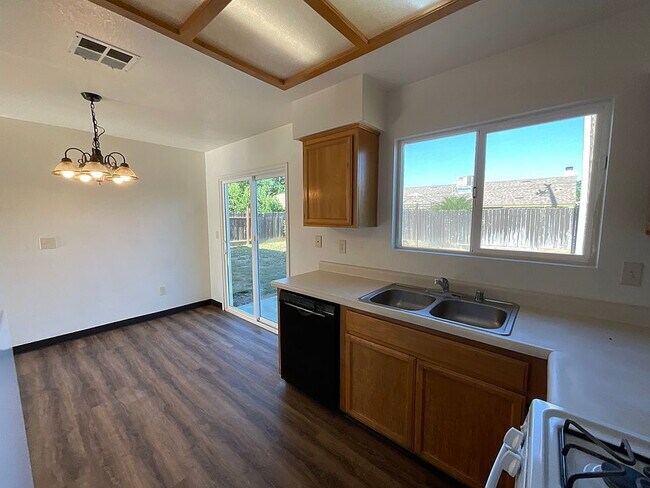 Building Photo - Charming Home