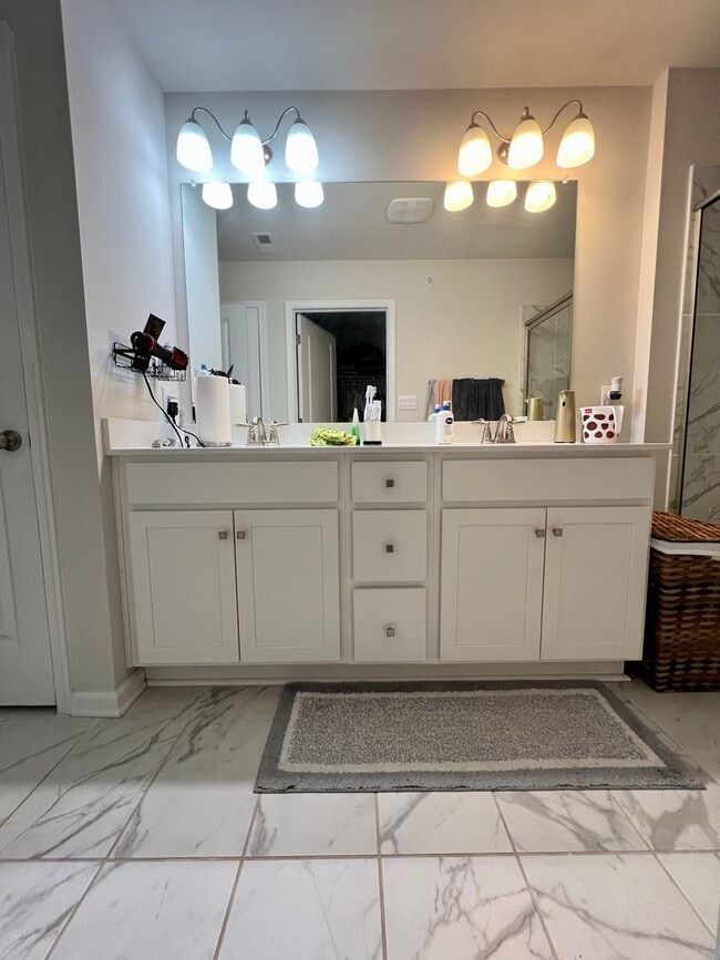 Building Photo - Stunning 4-Bed Townhome in Quakertown! Ava...