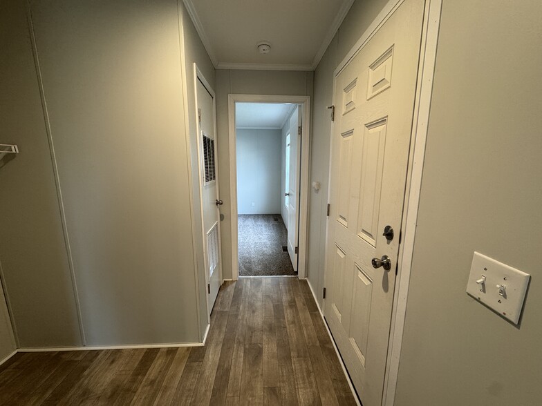 Building Photo - 2022 Marmoor Dr