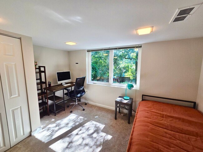 Building Photo - Lovely 4 BR/2 BA Single-Family Home in Sil...