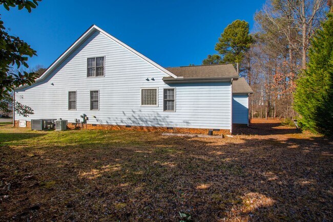 Building Photo - Exceptional 5-Bedroom Residence in the Hea...
