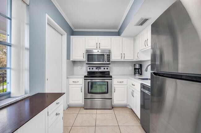 Building Photo - 2800 N Palm Aire Dr