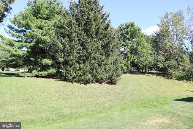 Building Photo - 323 Country Club Dr