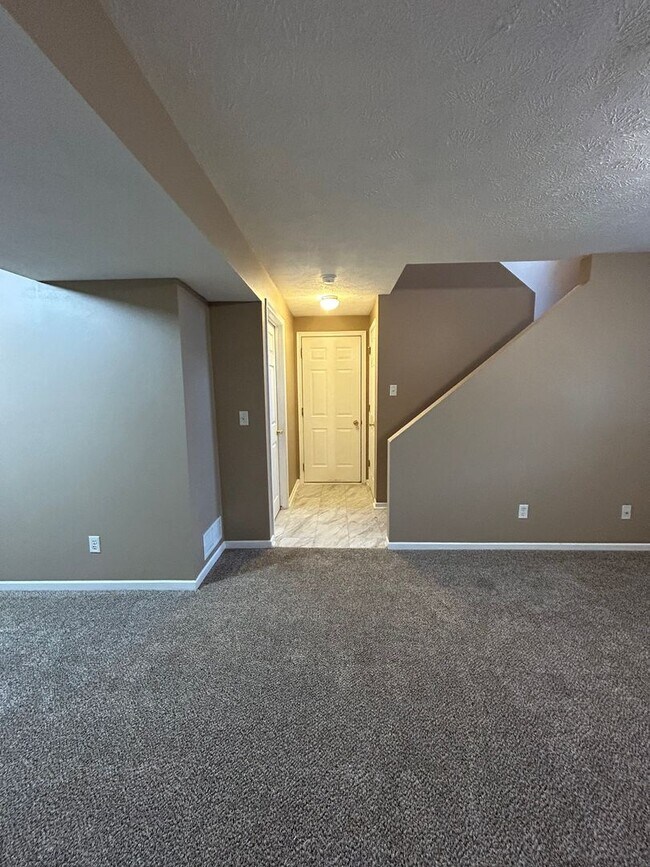 Building Photo - Spacious Split Level Living in Millard with a Backyard You’ll Love