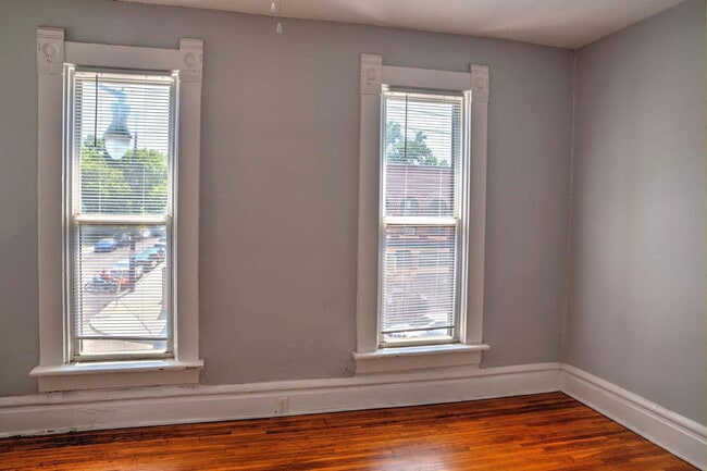 Building Photo - 246 1/2 W 5th Ave