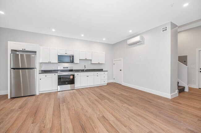 Building Photo - 241 W 6th St