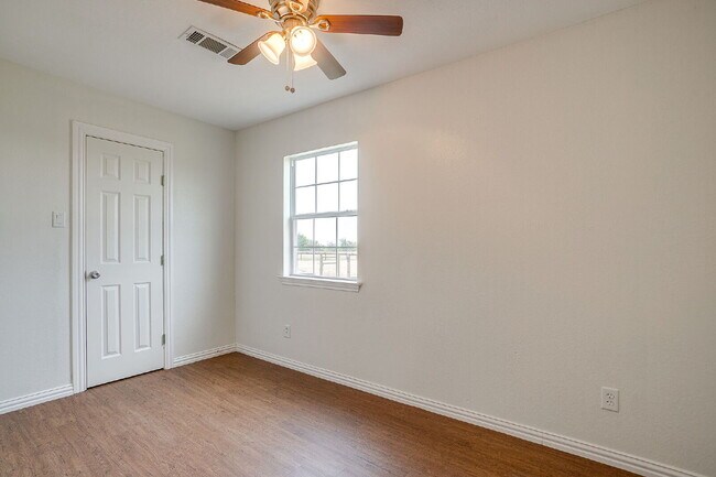 Building Photo - Updated Duplex in Weatherford with large y...