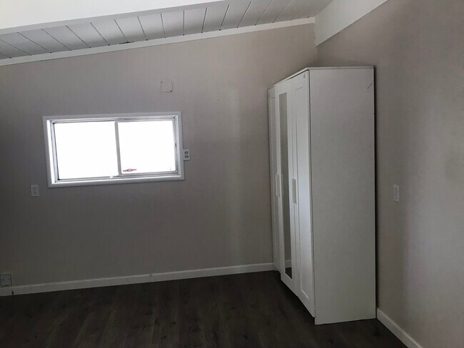 Room - 542 Bonita Ave