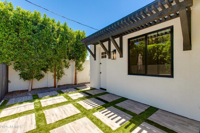 Building Photo - 3802 E Highland Ave