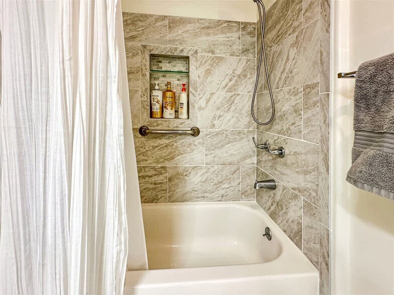 Building Photo - 262 Mantle Rd