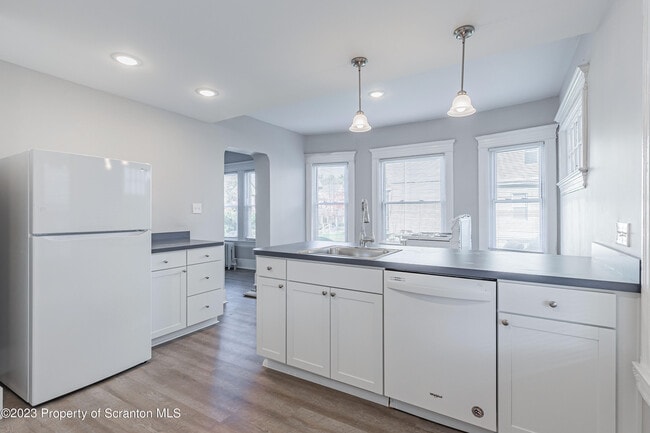 Building Photo - 802 Quincy Ave