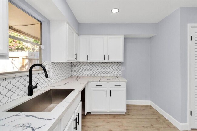 Building Photo - 9404 Beechnut St
