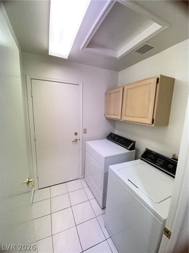Building Photo - 9012 Starmount Dr