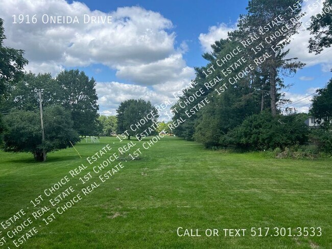 Building Photo - 1916 Oneida Dr