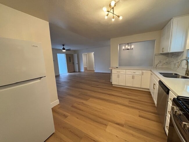 Building Photo - Beautiful newly renovated home