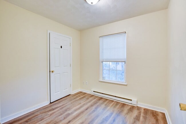 Building Photo - 3 Bedroom 1 Bathroom