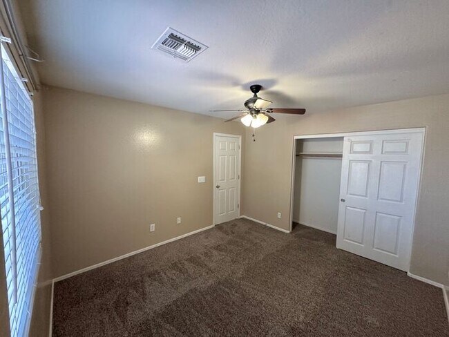 Building Photo - GREAT 4BEDROOM/3BATH HOME WITH ALL THAT YO...