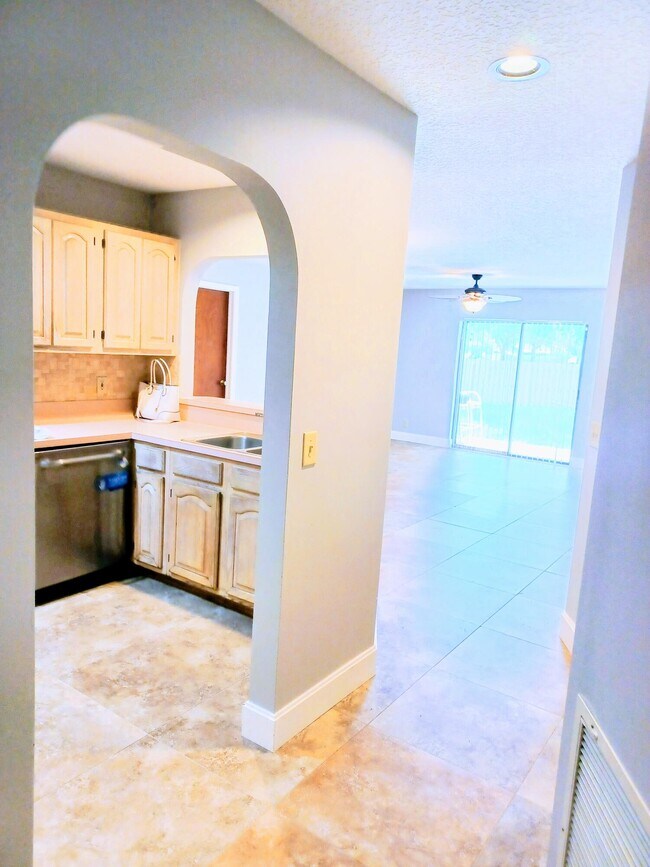 Building Photo - 1050 Staghorn St