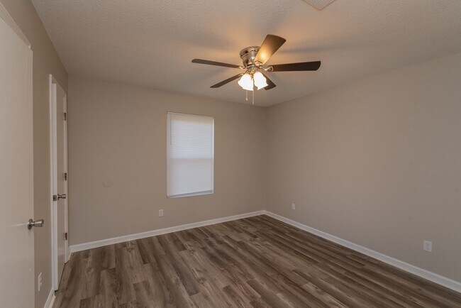 Building Photo - $950 - Updated 2 Bed/1 Bath Duplex With Stainless Steel Appliances!