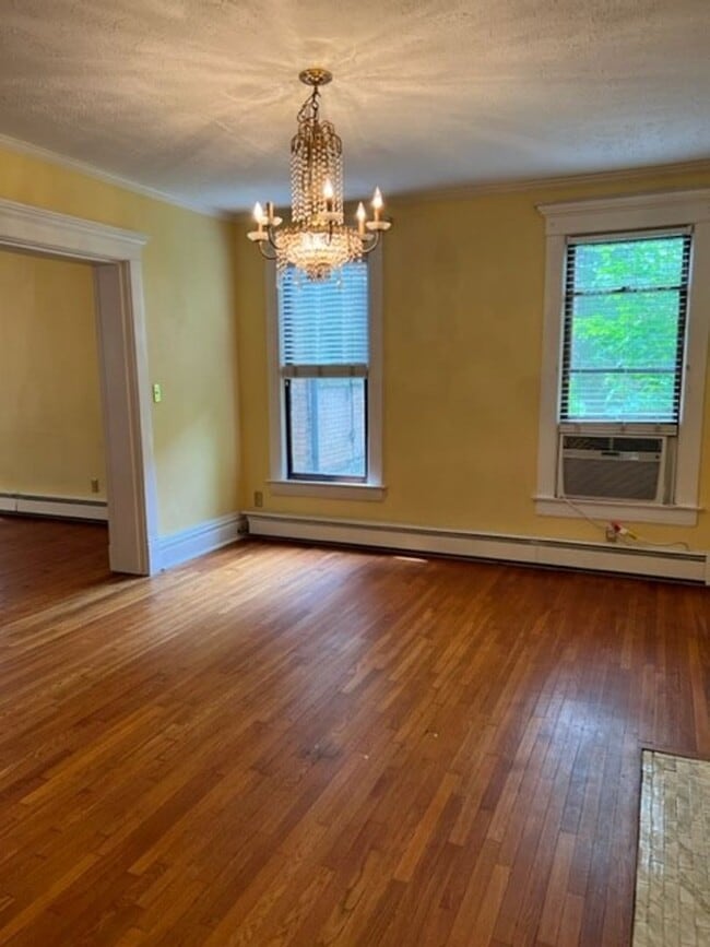 Building Photo - Beautiful 4 Bedroom 2 Bath House now Avail...