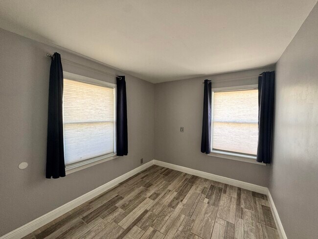 Building Photo - 322 S L St