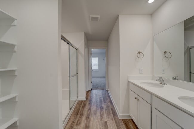 Building Photo - 139 S Maroon Ave