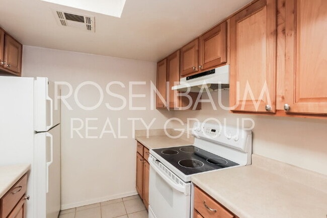 Building Photo - Spacious 1-bedroom, 1-bath downstairs apar...
