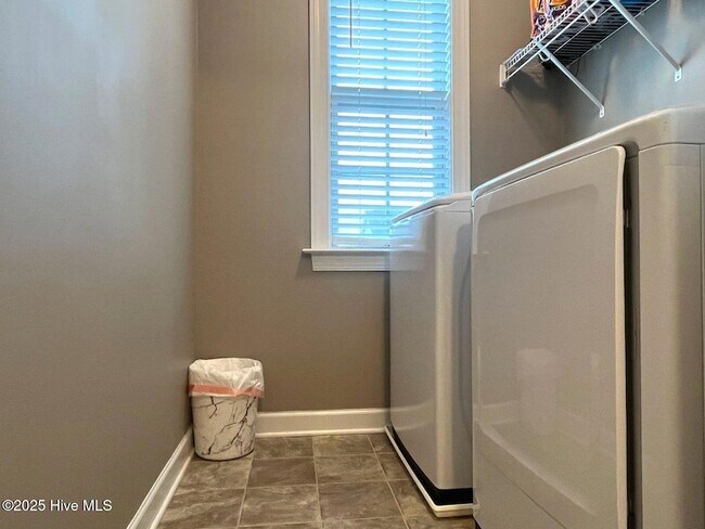 Building Photo - 582 Century Dr