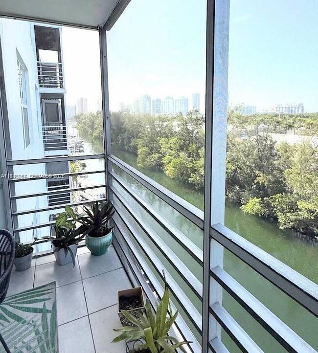 Building Photo - 3660 NE 166th St