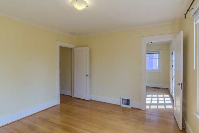 Building Photo - 3Bd/1.75Ba Seattle House