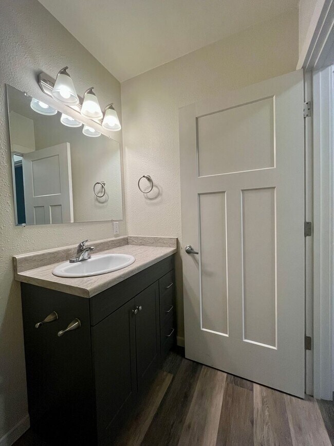 Building Photo - (WWA) 1 bedroom/1 bathroom