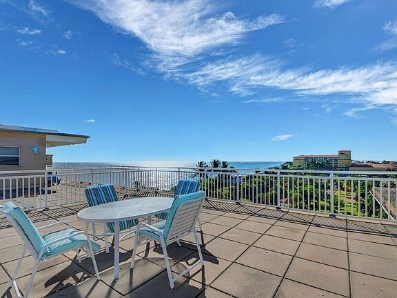 Common patio overlooking the ocean. - 4500 S Ocean Blvd