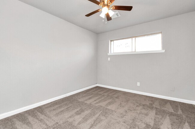 Building Photo - NICE 2 BEDROOM 1 BATH WITH 1600 SF