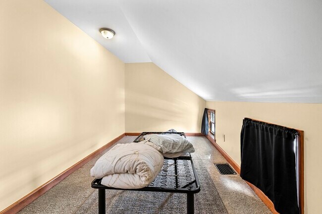 Building Photo - 50 Temple St