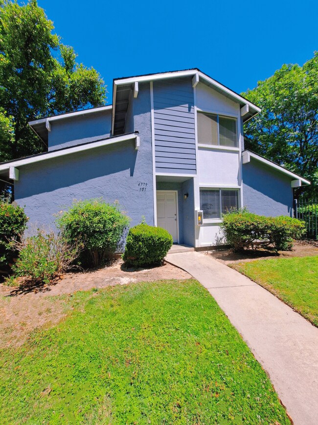 Building Photo - Comfortable 2 Story Condo By Fresno State!