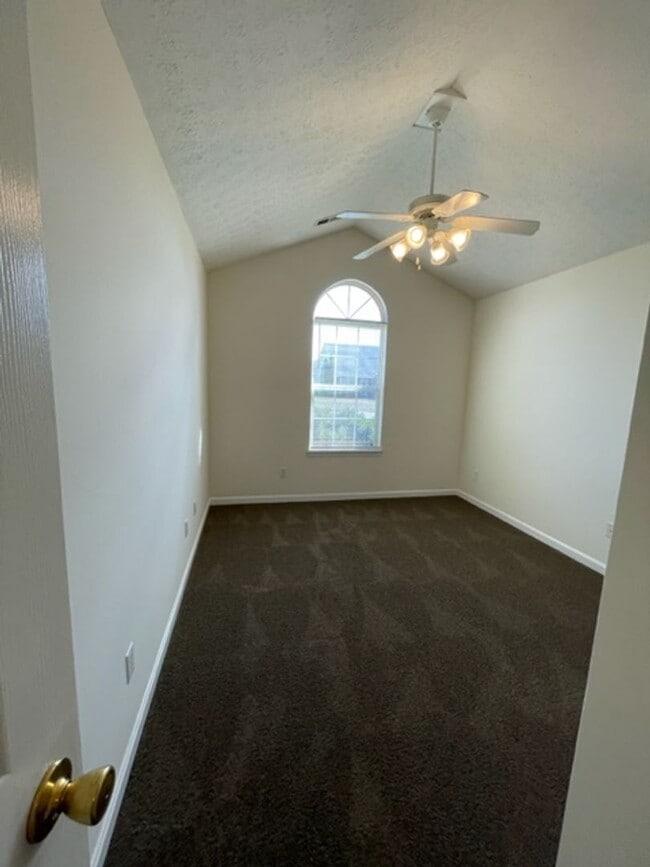 Building Photo - 216 Applewood Ln